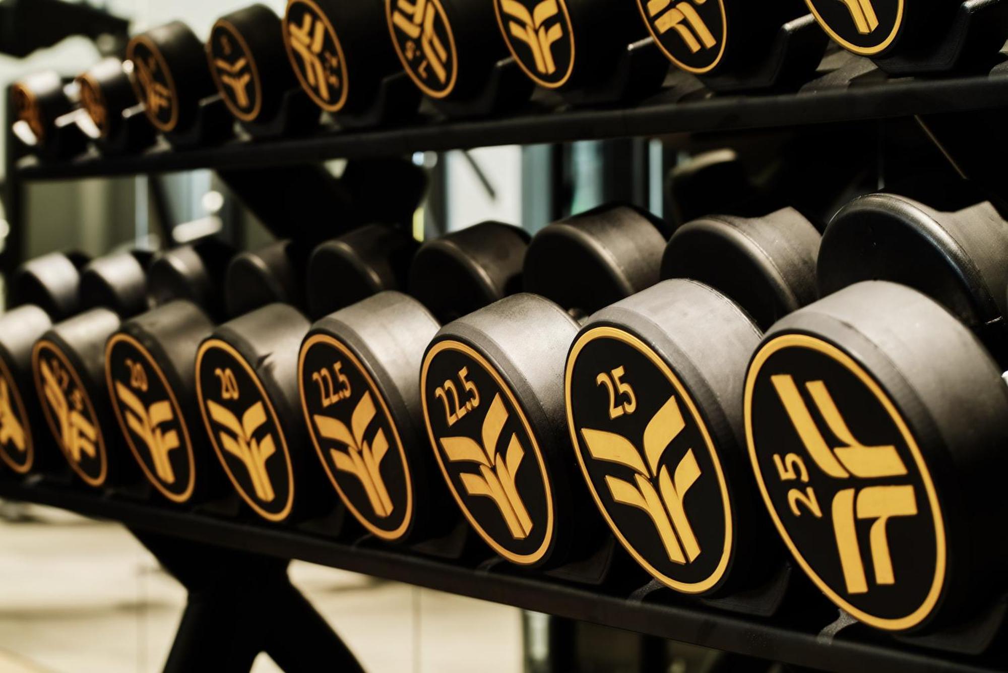 City Of Dreams Mediterranean - Integrated Resort, Casino & Entertainment Limassol Exterior foto Dumbbells at a gym