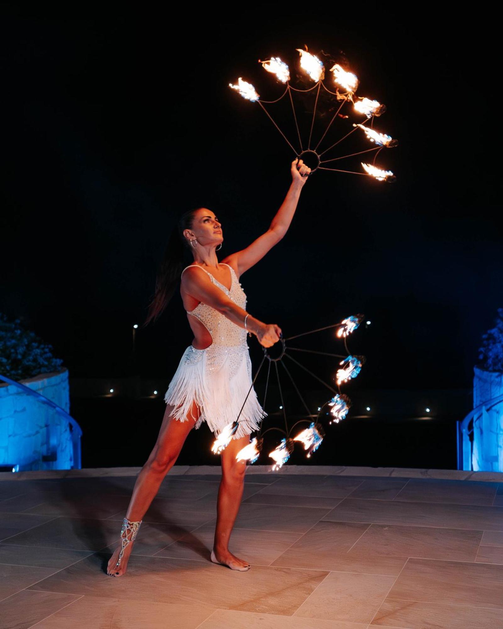 City Of Dreams Mediterranean - Integrated Resort, Casino & Entertainment Limassol Exterior foto A woman performing with a fire fan