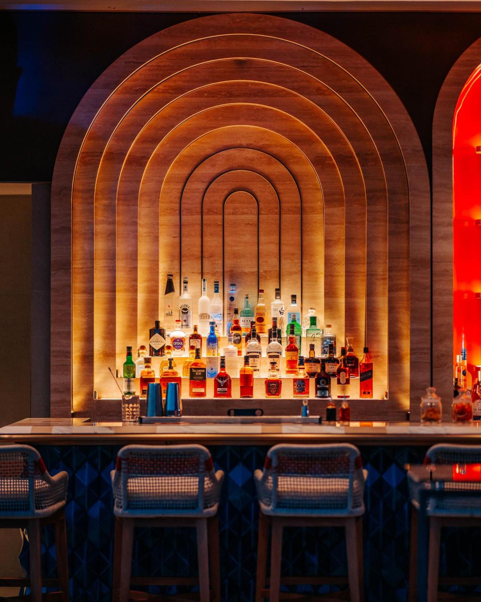 City Of Dreams Mediterranean - Integrated Resort, Casino & Entertainment Limassol Exterior foto The bar at the 1930s themed bar, The 3030