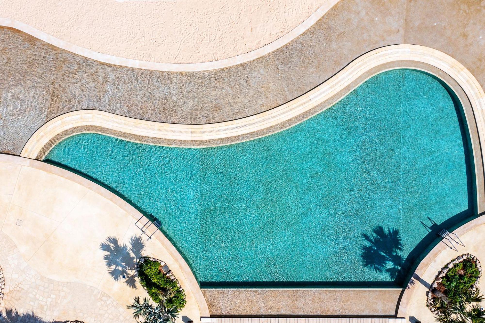 City Of Dreams Mediterranean - Integrated Resort, Casino & Entertainment Limassol Exterior foto Aerial view of a swimming pool