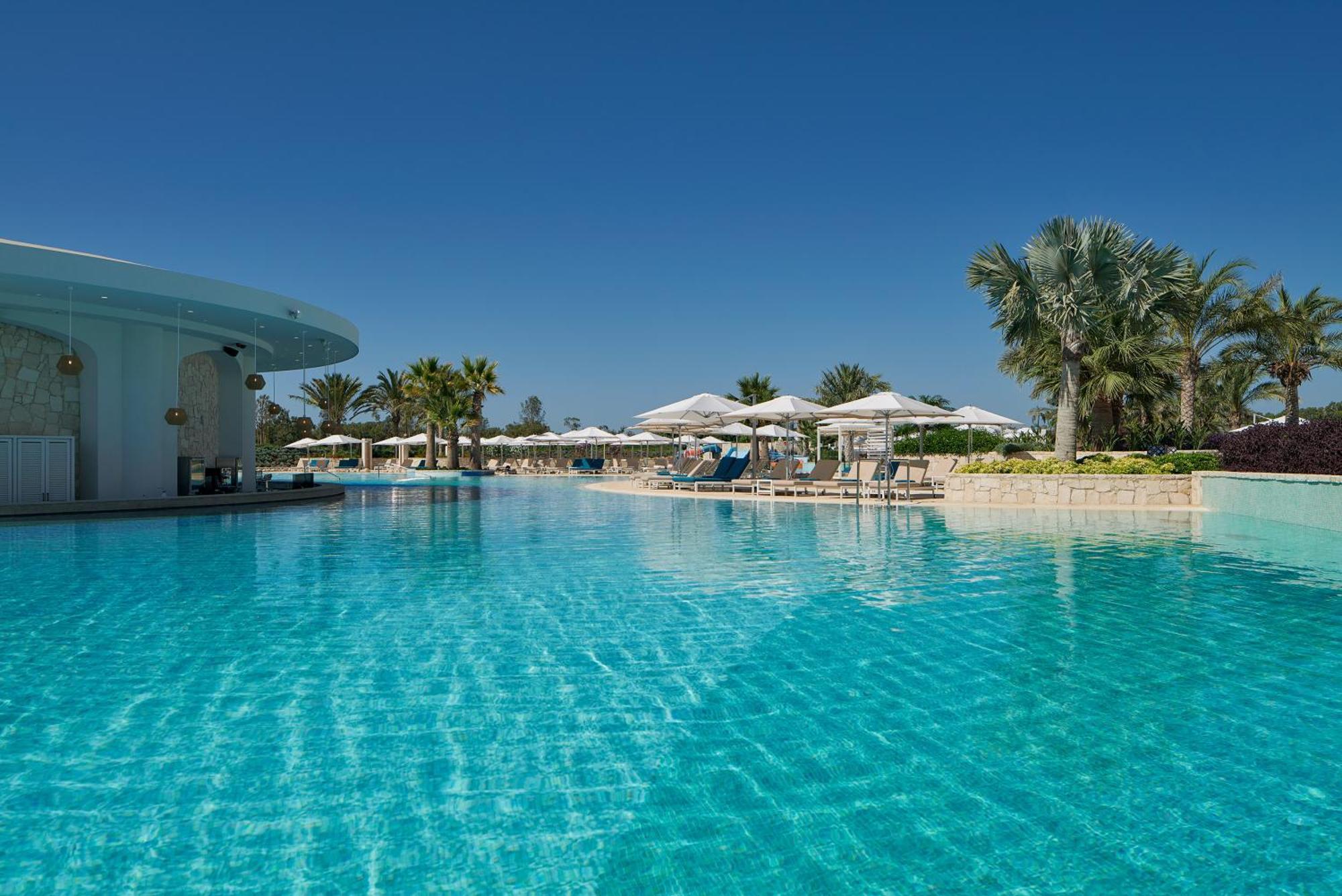 City Of Dreams Mediterranean - Integrated Resort, Casino & Entertainment Limassol Exterior foto The swimming pool at the resort