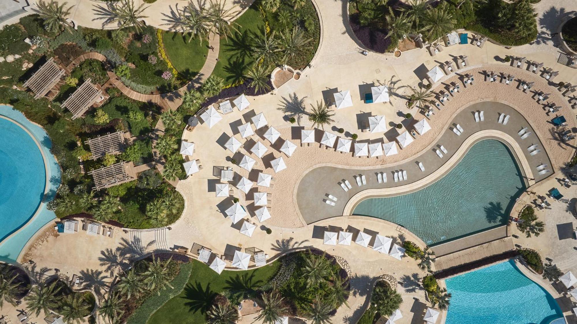 City Of Dreams Mediterranean - Integrated Resort, Casino & Entertainment Limassol Exterior foto Aerial view of the pool area
