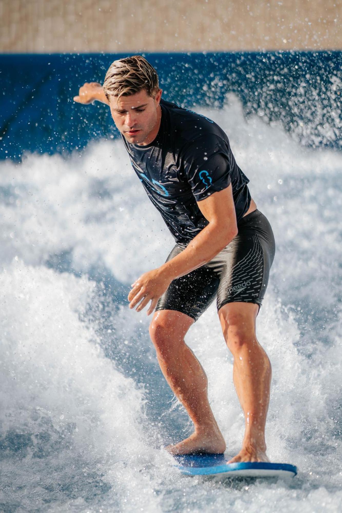 City Of Dreams Mediterranean - Integrated Resort, Casino & Entertainment Limassol Exterior foto A surfer wearing a wetsuit